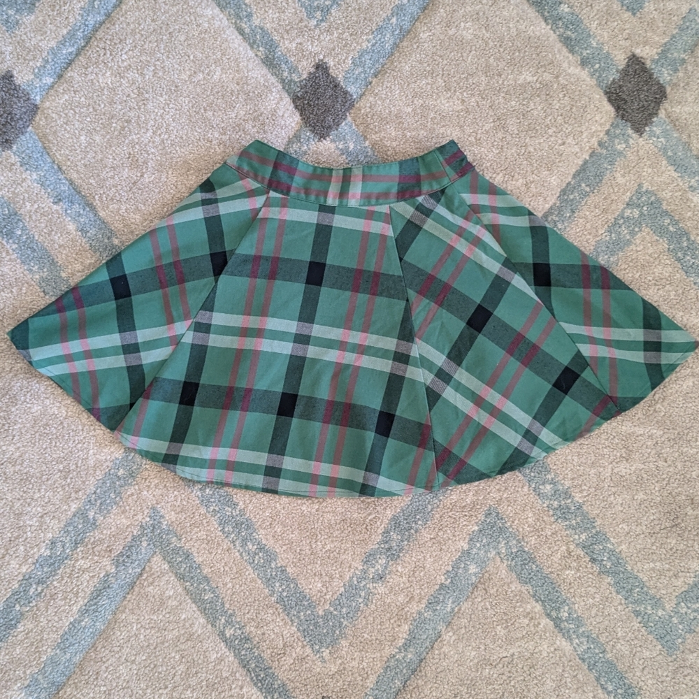Urban Outfitters Green Plaid Pleated Mini Skirt with Buckle, Size XS - Picture 2 of 3